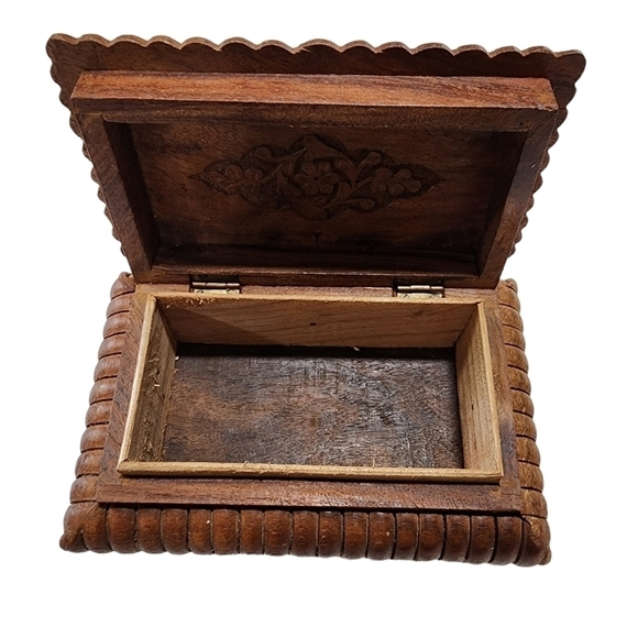 Vintage hand carved wood jewelry trinket box with inlay design India - Picture 2 of 12